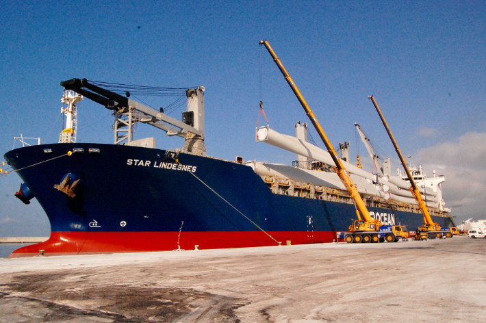 El Puerto de Motril supera su rcord de exportacin de palas elicas con 225 unidades en un mes